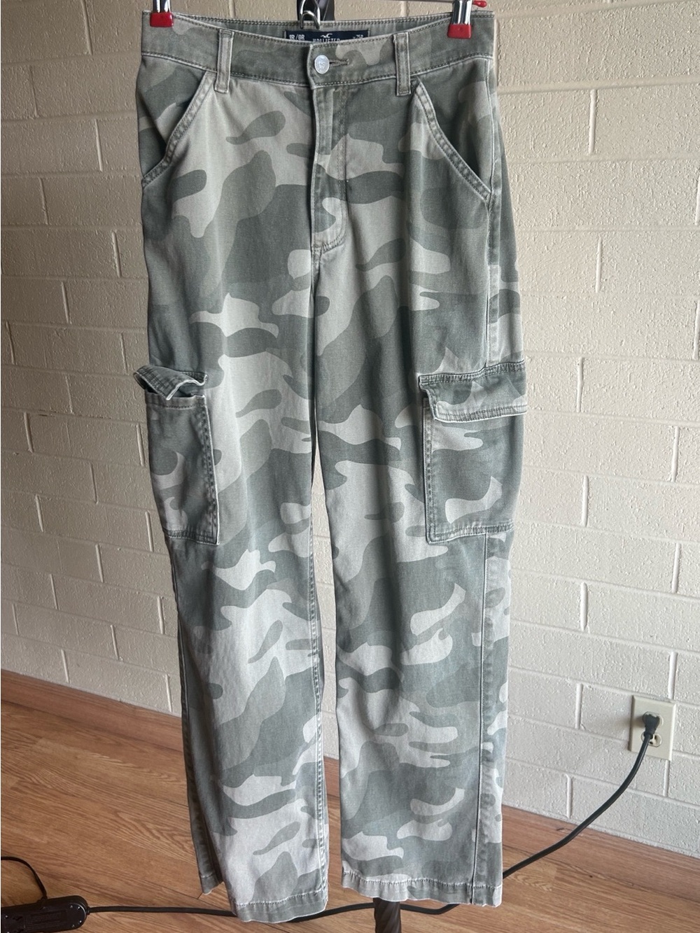 Hollister Ultra High-Rise Dad Camo Cargo Pants W25R 1R | Relaxed Straight Leg